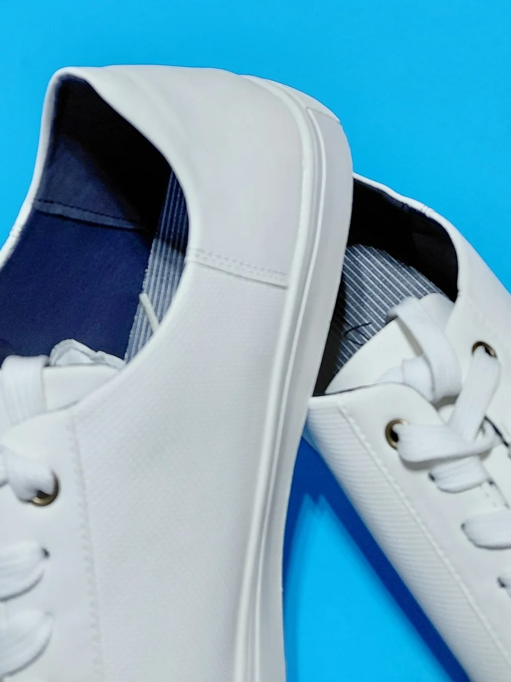 TOECAP Men’s White Lace-Up Sneakers Size 11.5